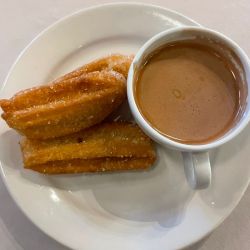 Mini Churro con Salsa de Chocolate y Chile