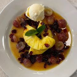 Piña y uvas Flameadas