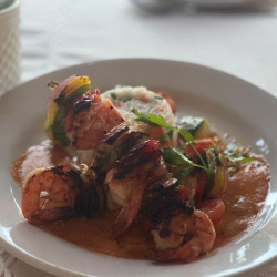 Brochetas de Camarones con Salsa al Chipotle