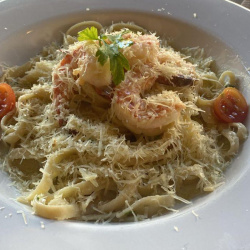 Fetuccini en Salsa blanca con Camarones